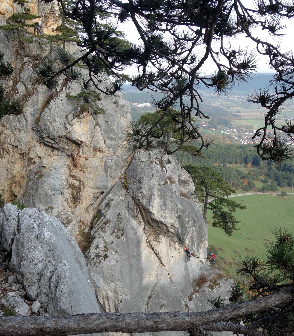 Pohľad z cesty Hamburger Pfeiler na lezcov v traverze v ceste Tirolersteig Mixtüre