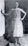 Dievča v spodnom rubáši z roku  1900 - fotografia z knihy Kroje