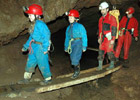 Rodina s deťmi na prehliadke Krásnohorskej jaskyne