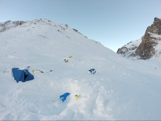 Pohľad na základný tábor Expedície Dhaulágirí 2014 spustošený lavínou