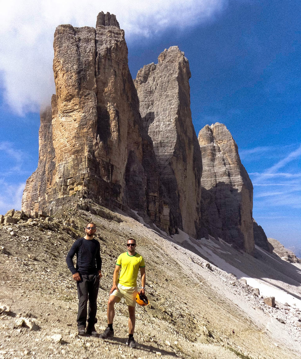Matúš Znanec a Ján Pivovarník pod Tre Cime di Lavaredo. Vrchol najvyššej, prostrednej Cima Grande je vo výške 2 999 m