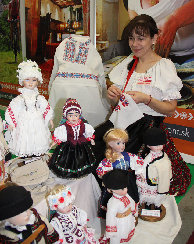Regionálny produkt Malohont: Gabriela Medveďová ponúka textilné výrobky s tradičnou výšivkou – kroje na bábiky, ľudový odev
