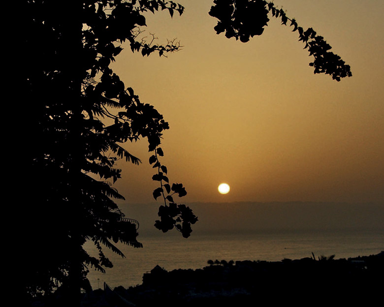 Južné tenerifské pláže Costa Adeje ponúkajú pohľad na západ slnka ponad ostrov La Gomera