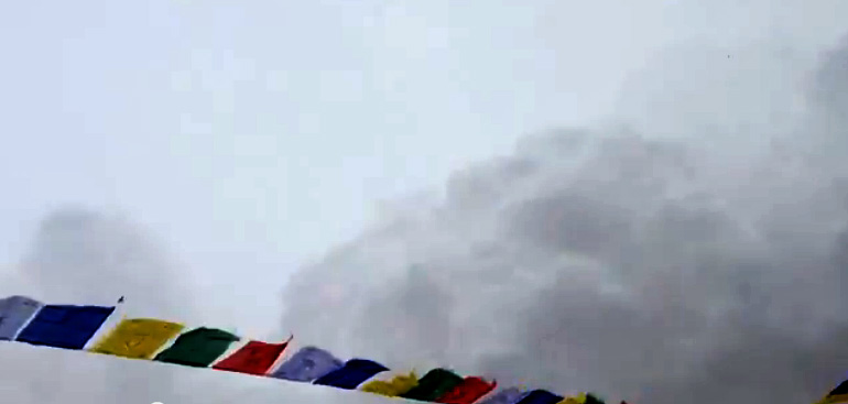 Lavína v Base Campe pod Everestom