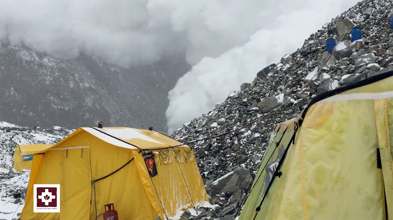 Z videa Pocta obetiam spod Everestu