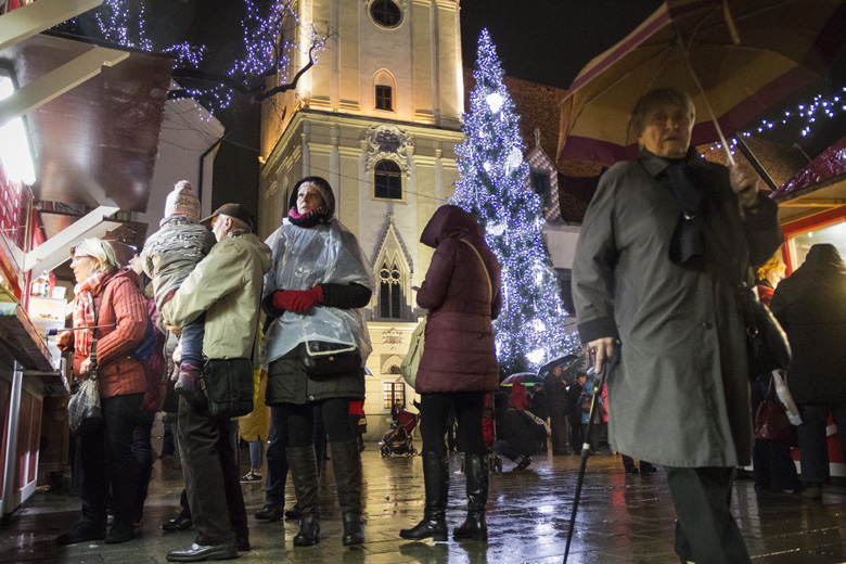 Prvý deň na Vianočných trhoch v Starom Meste v Bratislave