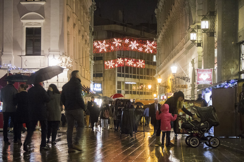 Prvý deň na Vianočných trhoch v Starom Meste v Bratislave