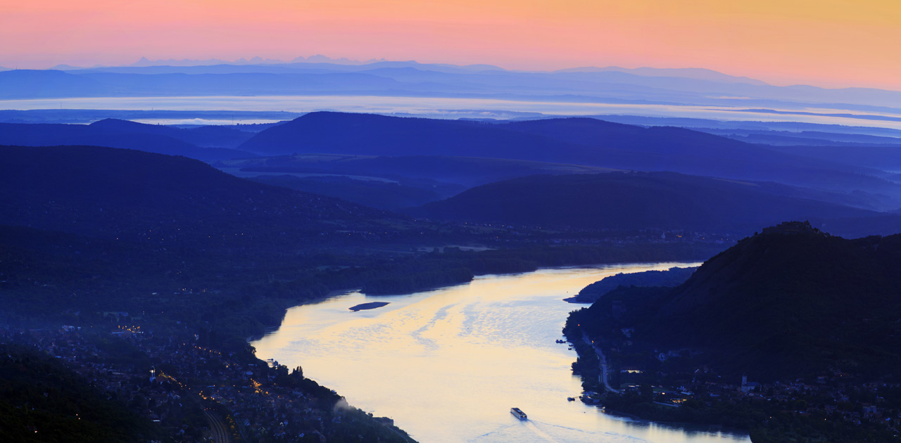 Dunajský meander v Maďarsku a Vysoké Tatry na horizonte ráno 15. augusta 2019