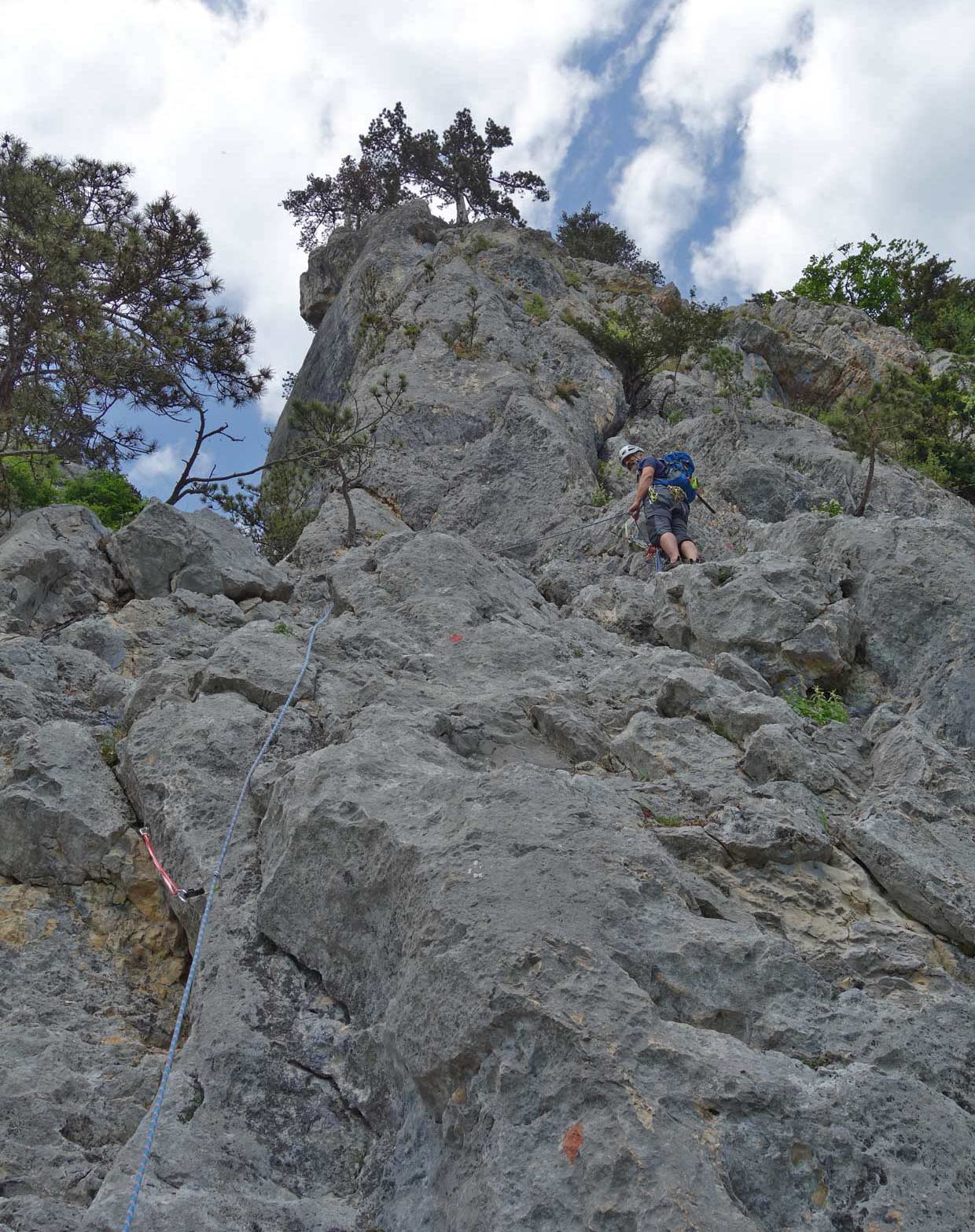 Na pilieri nad Mirom sa začína lezecky krajšia časť cesty Tirolersteig Mixtüre