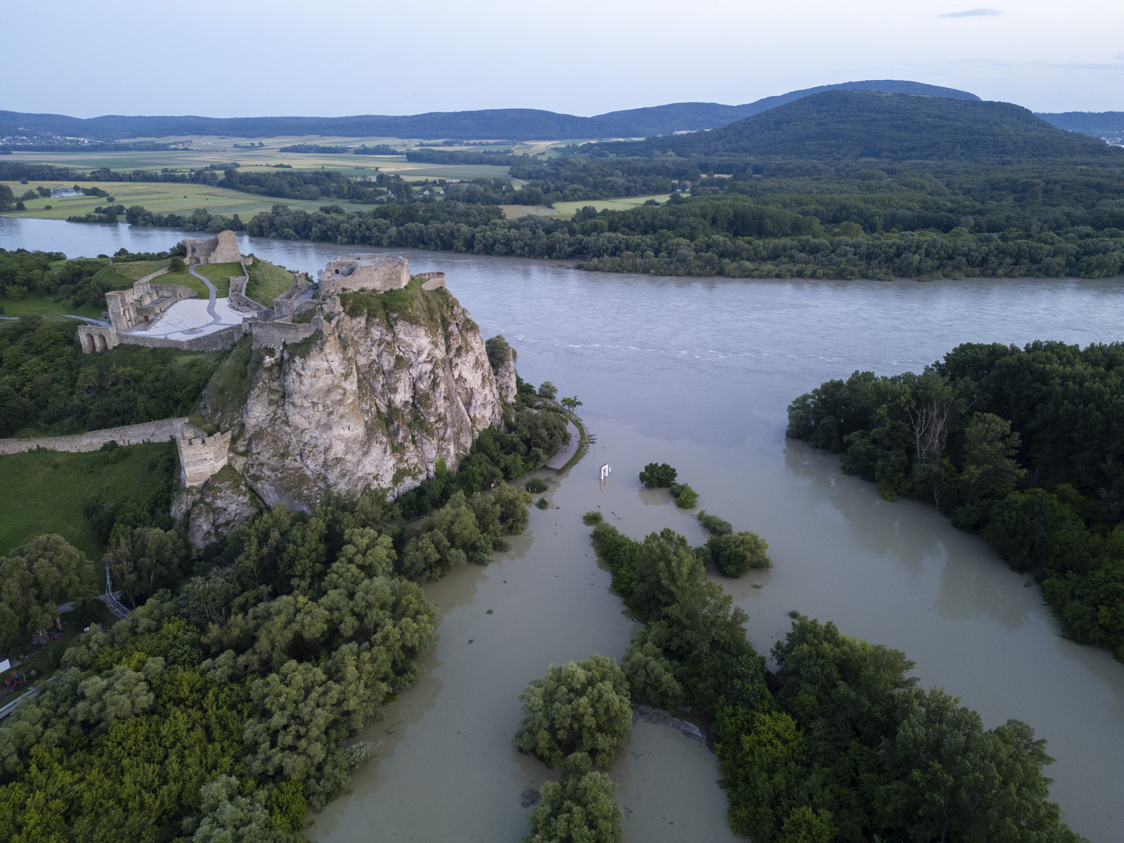 Bratislava: Danube Water Level at 750cm