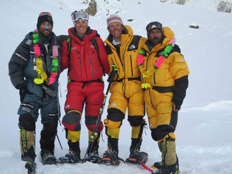 Horolezci v základnom tábore po návrate z vrcholu Nanga Parbat: Alex, Tamara, Simone a Sadpara