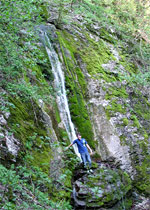 Dva vodopády: Malokarpatský Občasný vodopád 2009 a malofatranský Šútovský vodopád