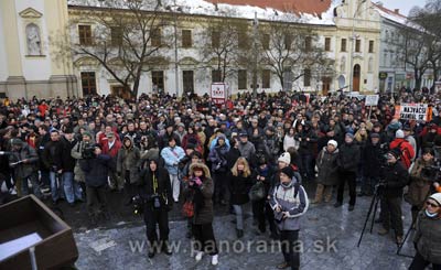 Six chairmen of opposition parties and hundreds of people gathered at Bratislava's SNP on January 23 to protest against current Slovak government.