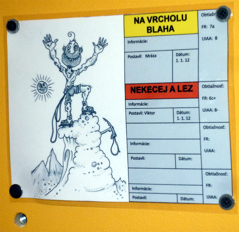 Lezecká hala K2 v Bratislave - označenie ciest s karikatúrou