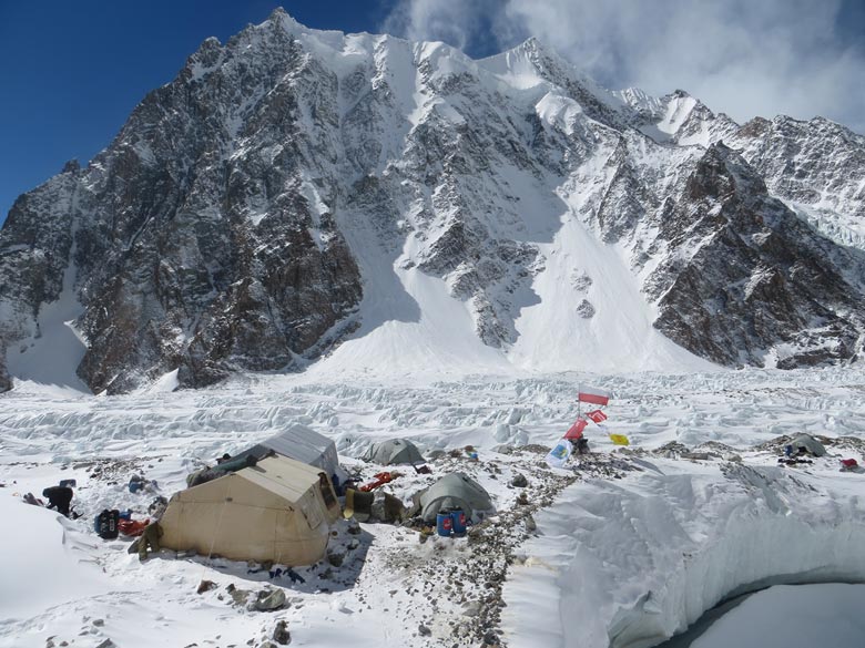 Broad Peak a základný tábor poľskej zimnej expedície 2013