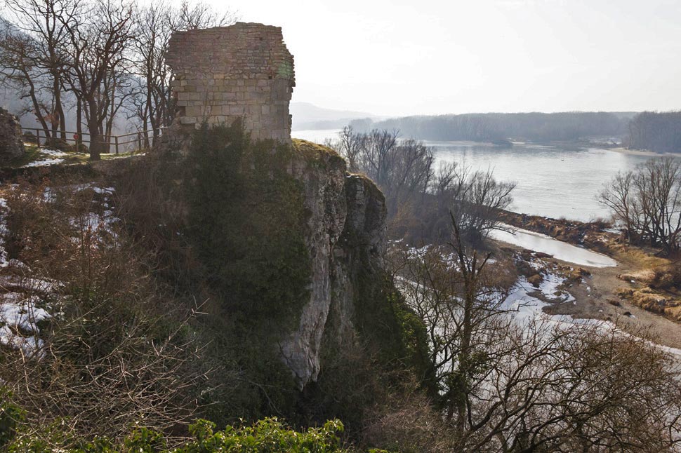 Výhľad na Dunaj a lužné lesy z Hradu Röthelstein