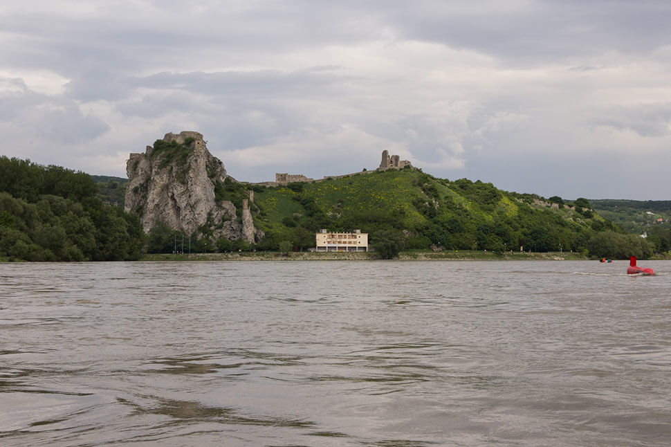 Klasická panoráma Devínskeho hradu z Dunaja