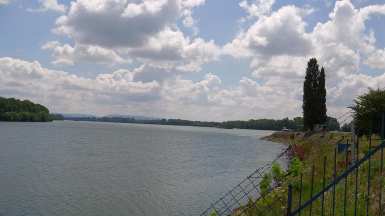 Atraktívne miesto, kde vteká Váh do Dunaja, zneprístupňuje plot