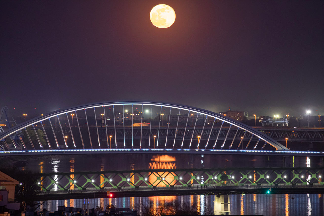Mesiac sa pod mostami kúpe v Dunaji :-)