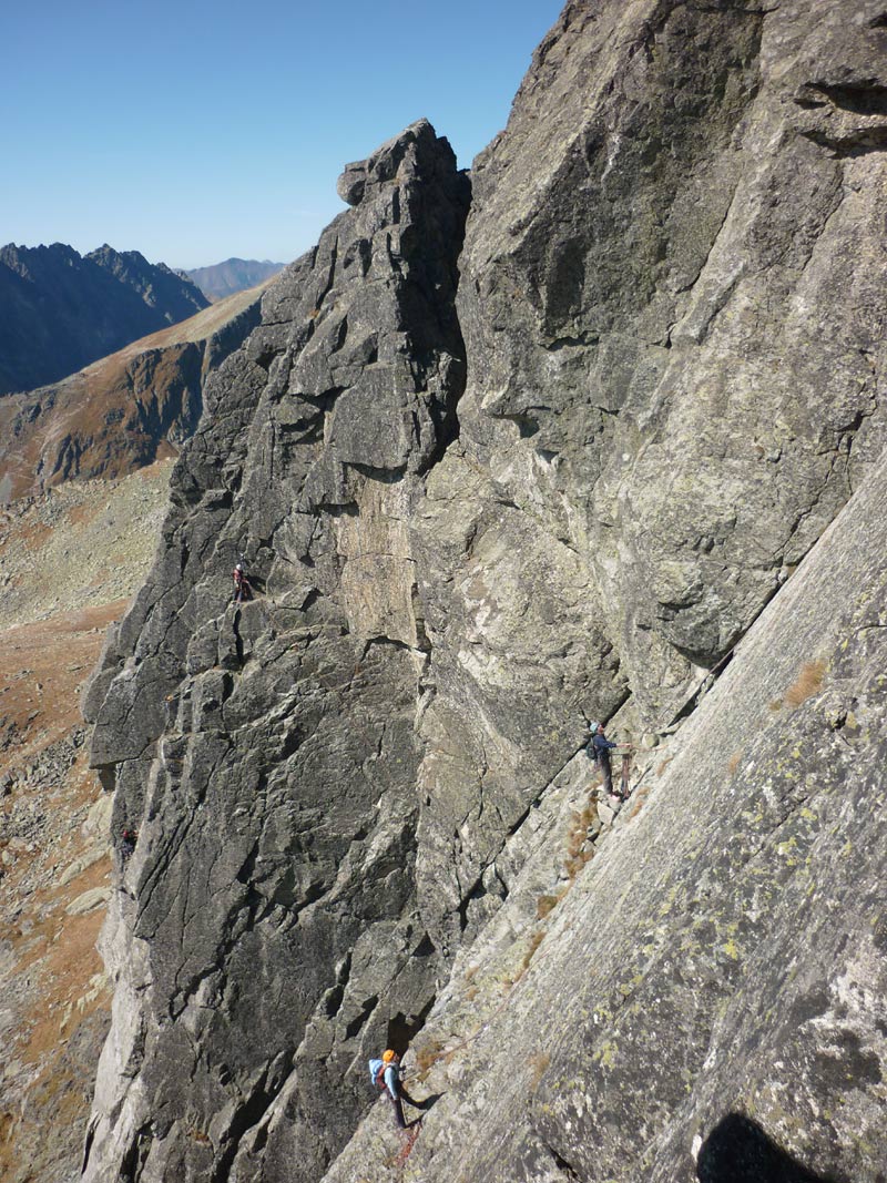 Volia veža - pohľad na populárnu platňu a ľavé rebro s náročnejšími lezeckými cestami