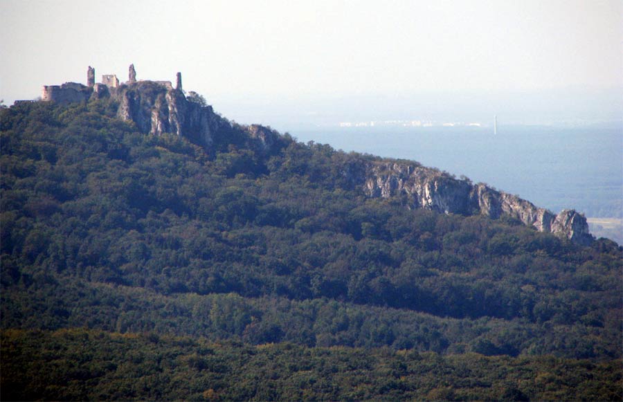 Pohľad na Plavecký hrad a masív Blázna z Kršlenice