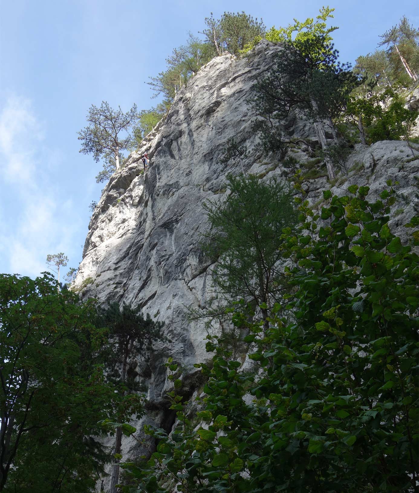 Hľadaj lezca, ktorý sedí v štande po dolezení psychotraverzu v ceste Alte Westwand. Za vrcholom tejto steny je schovaná platňa snov i stena s finálnymi špárami
