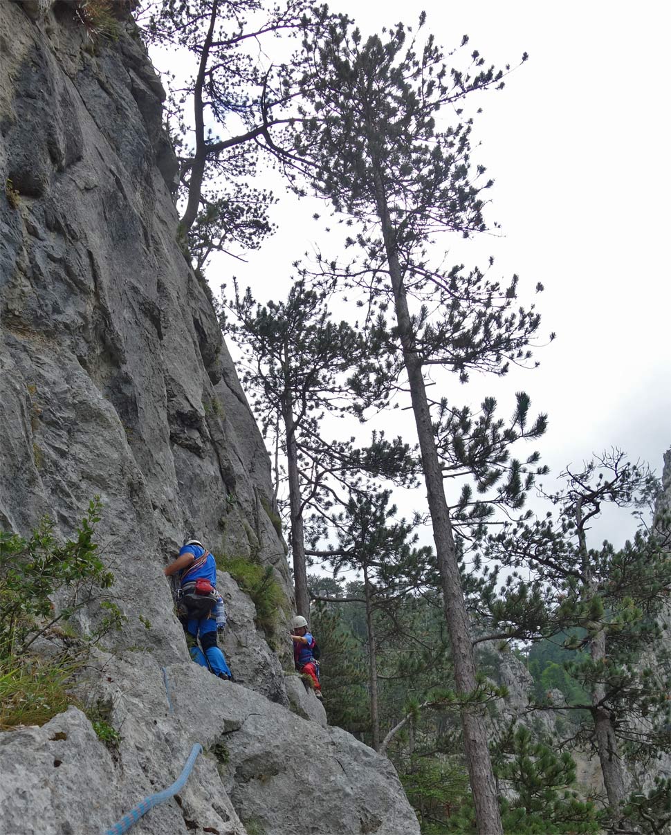 Paralelné lezenie vo finálnych špárach - Ďuro nastupuje vo Via Helme, kde je to za šesť a Janka v ceste Alte Westwand, kde je to za päť