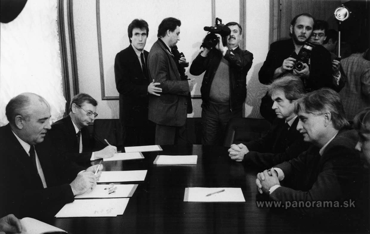 Michail Gorbačov (vľavo) prijal v roku 1991 v Kremli ministra zahraničných vecí Československa Jiřího Dienstbiera (druhý sprava)