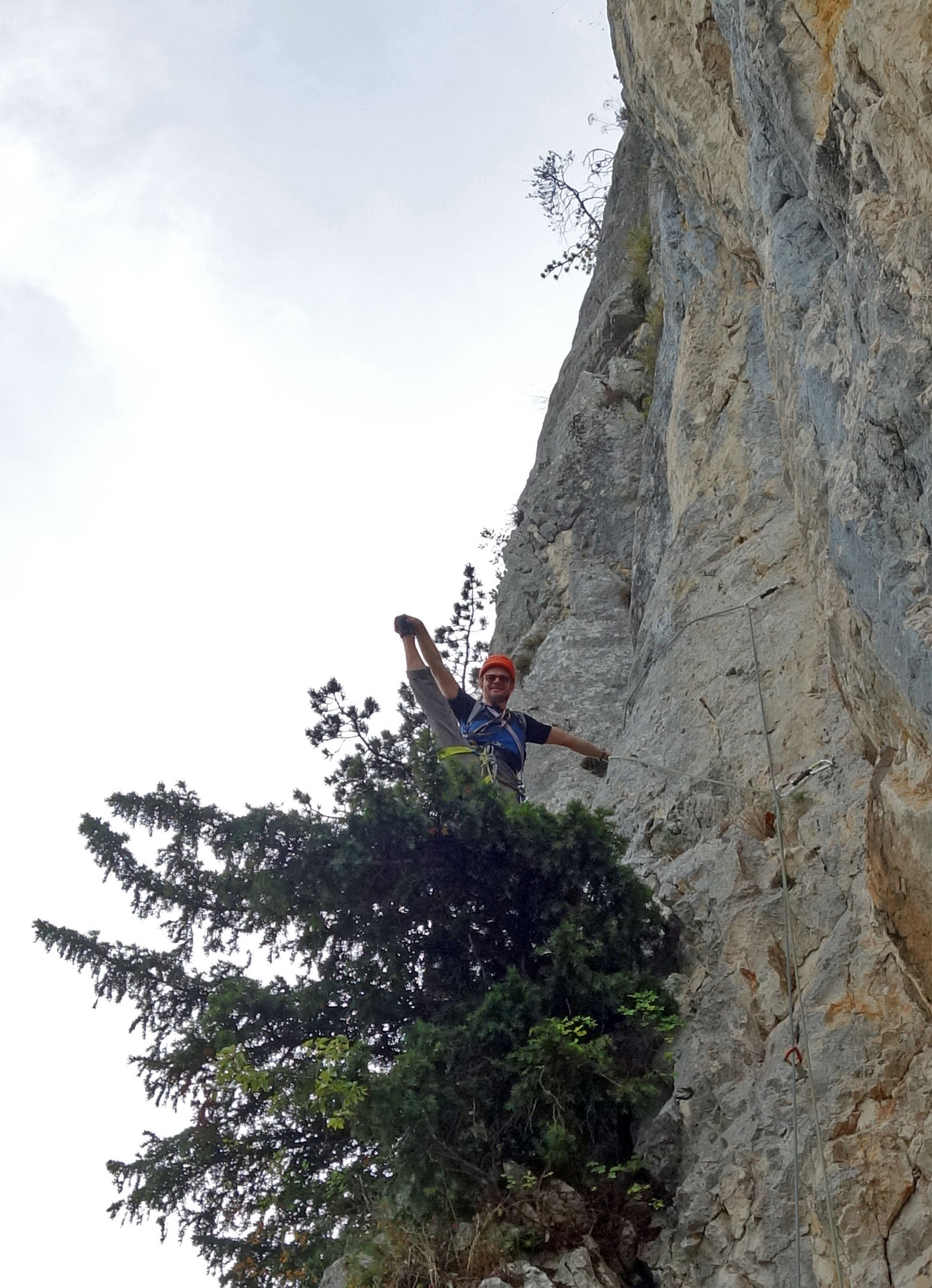 Akoby Juraj stál na strome, ale nie je to tak - to sa teší perfektnému prvému istiacemu stanovisku v ceste Alpenmordor v rakúskej lezeckej oblasti Hohe Wand