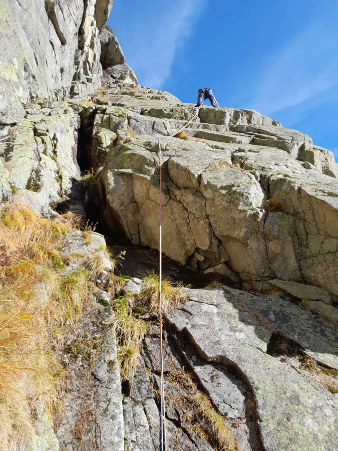 Pohľad zdola na lezenie prvej dĺžky Protiprúdu