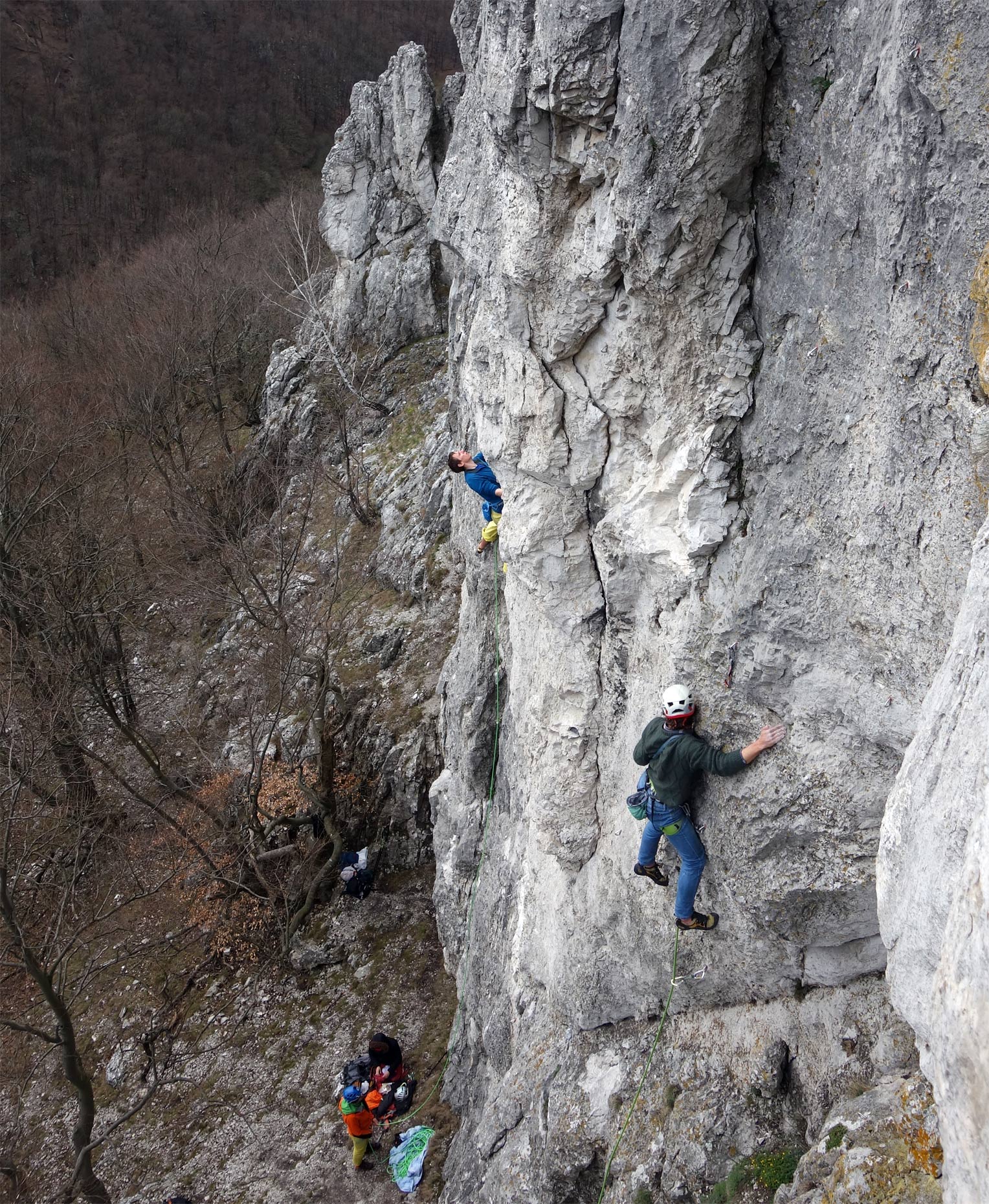 Dvaja lezci v odlišných pozíciách - občas sa treba od skaly odchýliť a občas je lepšie sa na ňu nalepiť