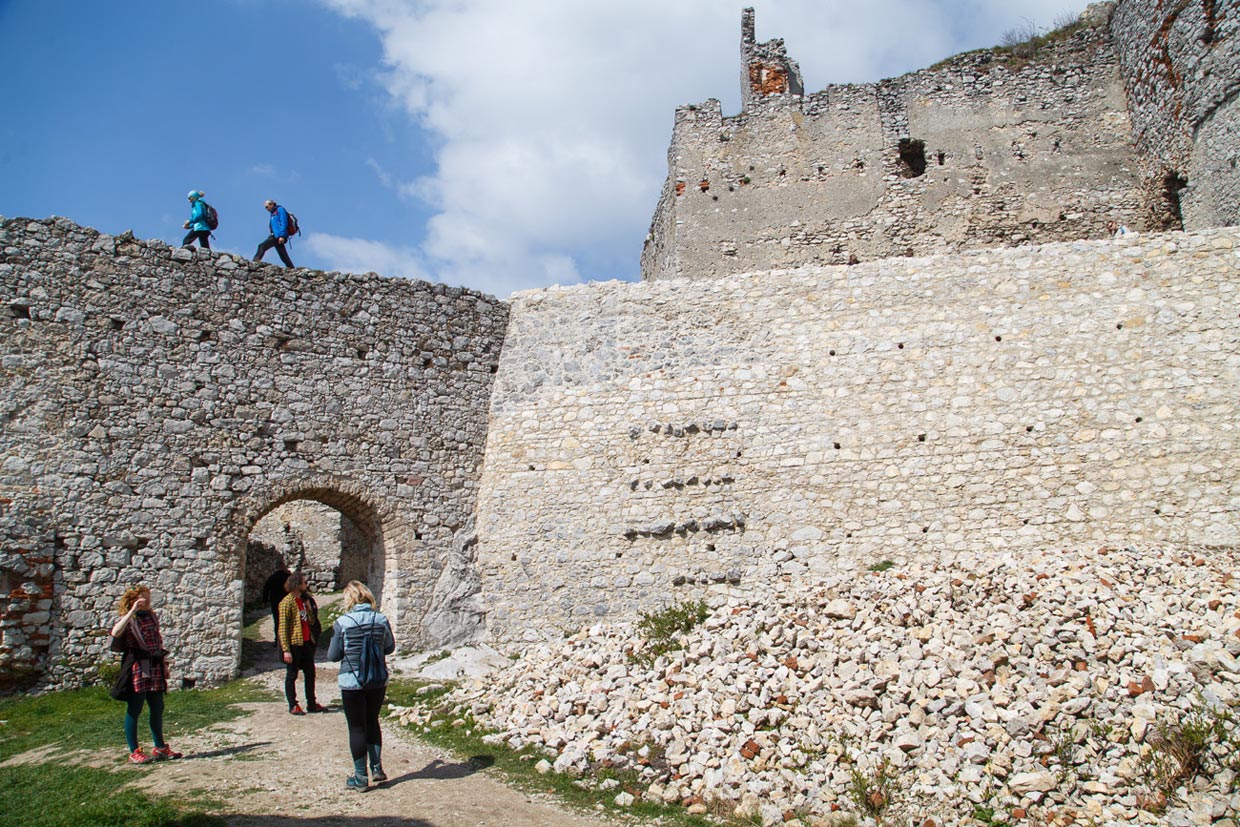 Niektoré z hradieb sú už zakonzervované pre budúce generácie návštevníkov