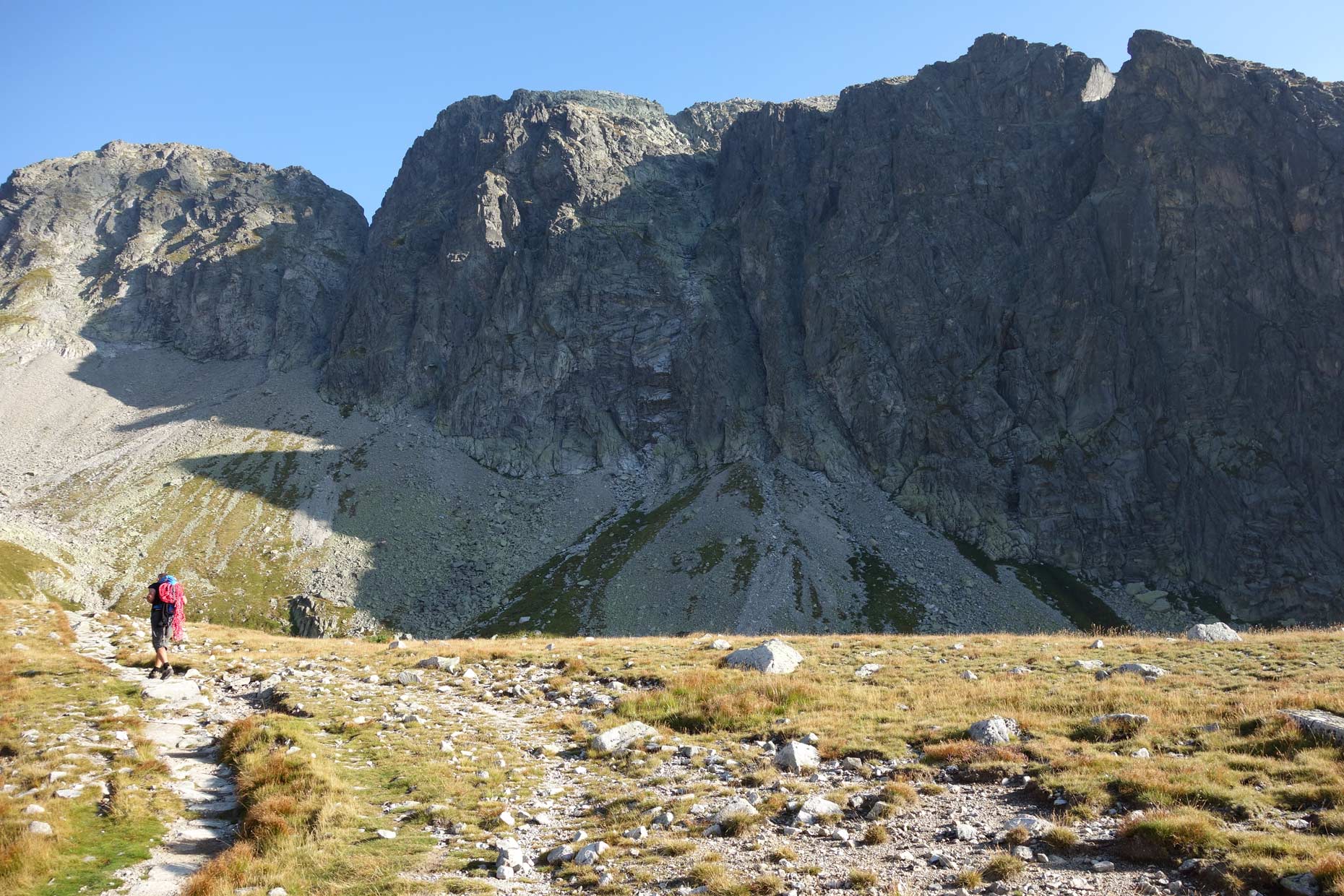 Po žltej značke od Zbojníckej chaty. Pod juhozápadnou stenou Javorového štítu