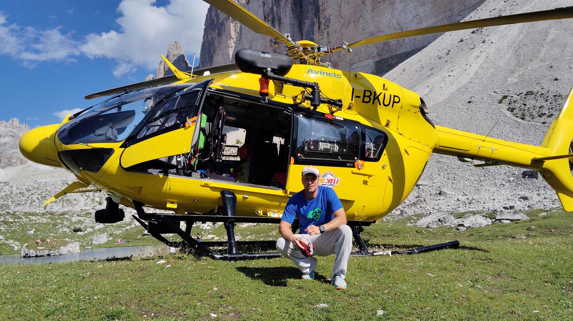 Pózujeme pred helikoptérou, ktorá nás zachránila pred dvoma rokmi - Janči / Matúš