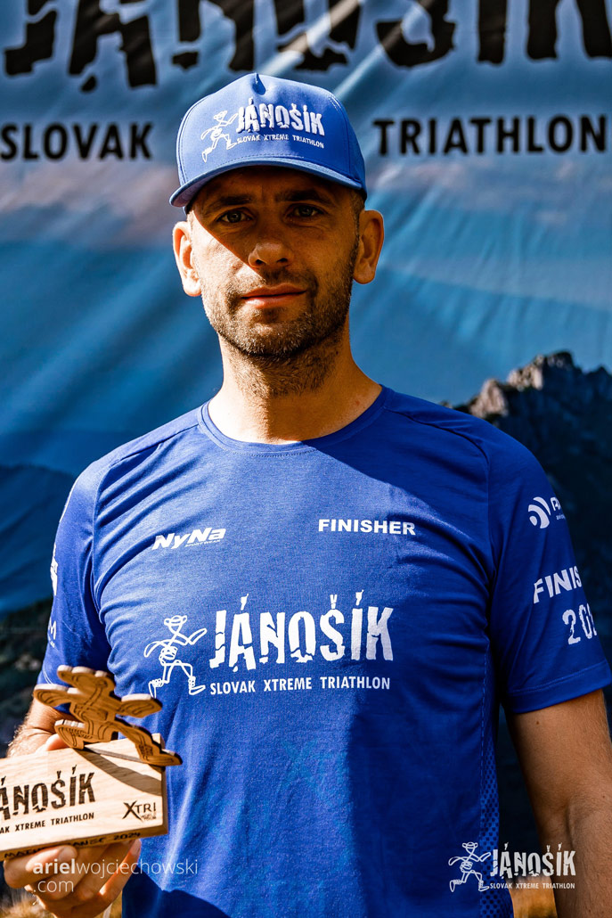 Matúš a Janči v trofejných tričkách zo slovenského Xtreme triatlonu Jánošík