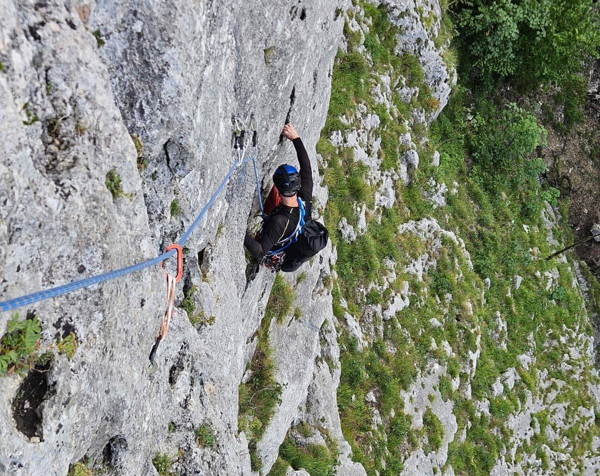 Na tejto snímke z druhej dĺžky vidieť, koľko je v skale madiel