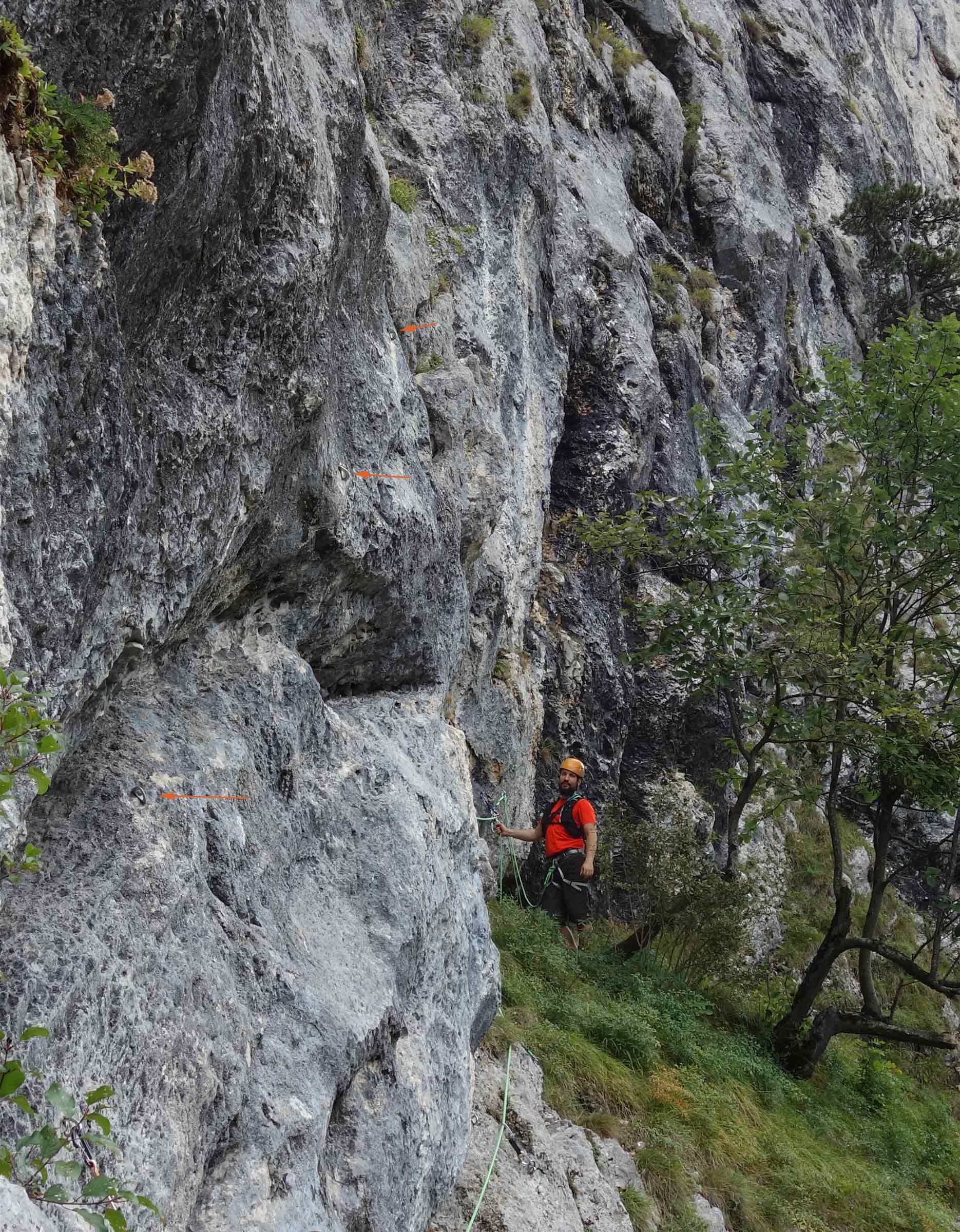 Predposledná dĺžka s označenými borhákmi, ktorými vedie cesta. Lezec dole je v ľahšej ceste Jarabekweg, ktorá King-Konga dvakrát križuje a poskytuje únikovú trasu, keby ste si to rozmysleli :-)