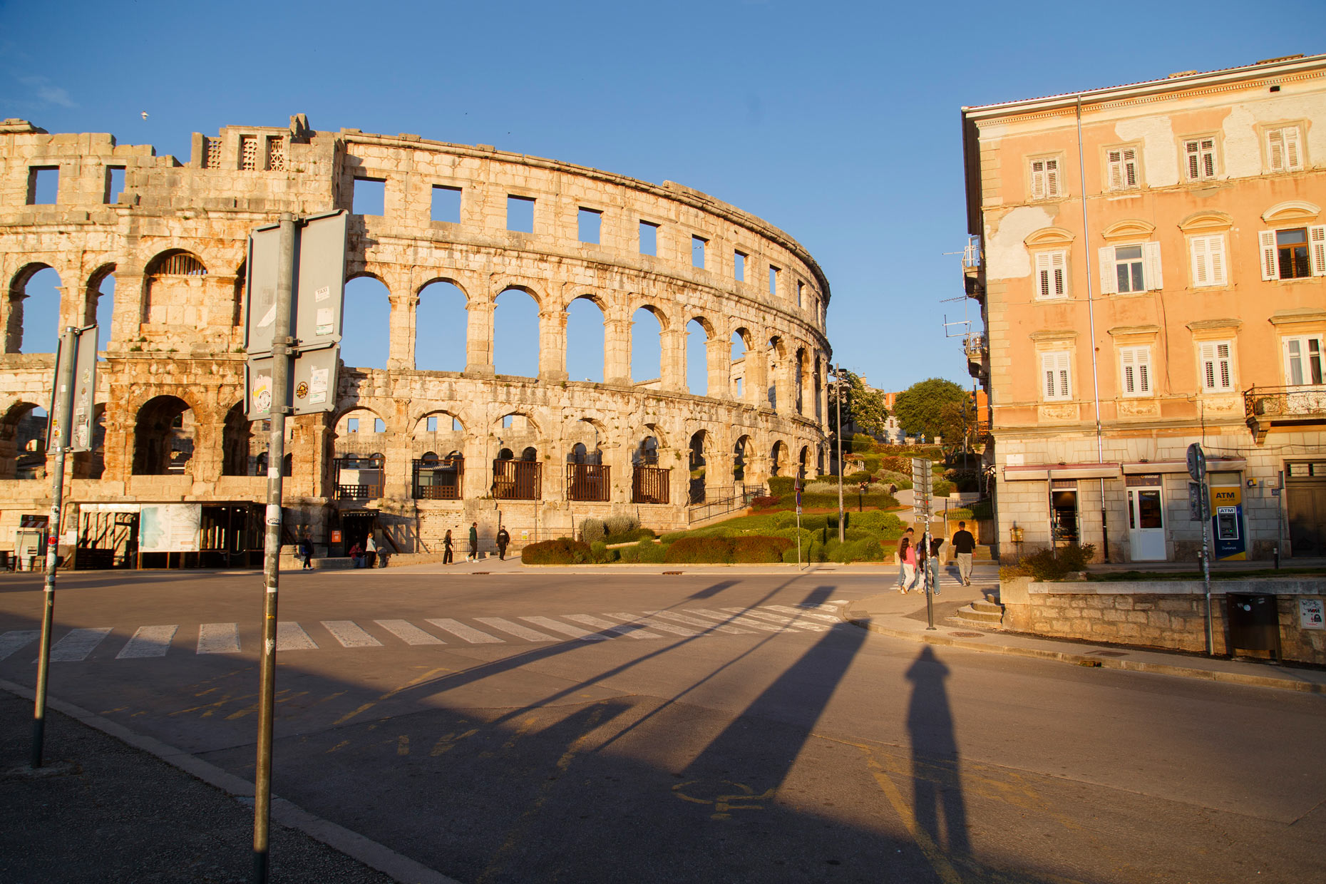 Stará rímska aréna v Pule je síce menšia ako rímske Colosseum, ale je zachovalejšia. A taká malá zasa úplne nie je, pretože sa do nej vošlo 20tisíc ľudí
