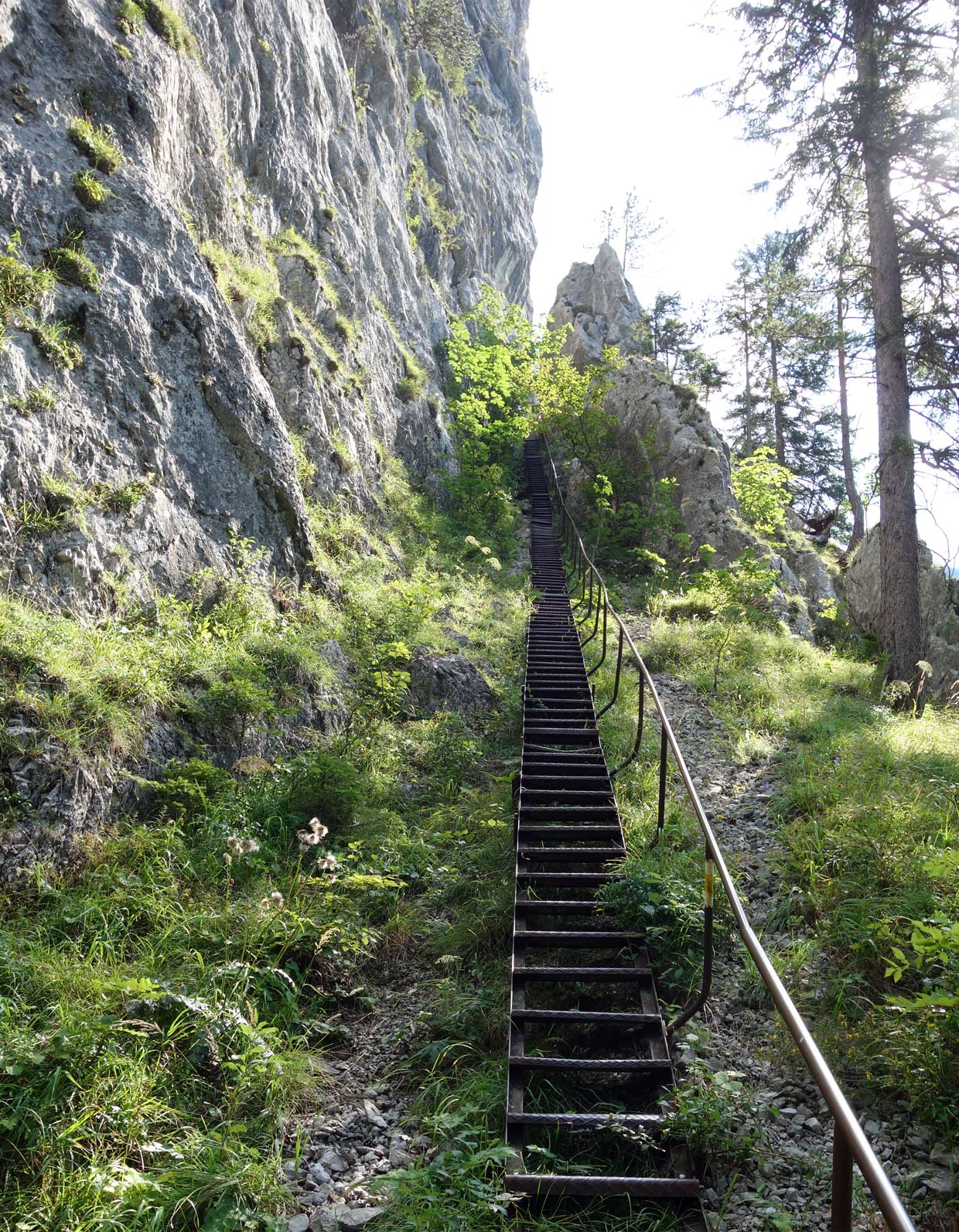 Schody Schönbrunnerstiege vedúce na chodník pod často lezenú stenu Blechmauer