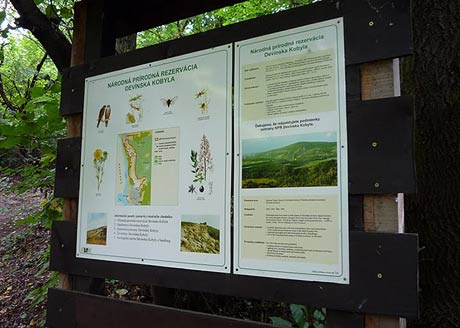 Informačný panel s mapou náučného chodnika pri vstupe do národnej prírodnej rezervácie Devínska Kobyla na konci Hadej ulice v Devíne
