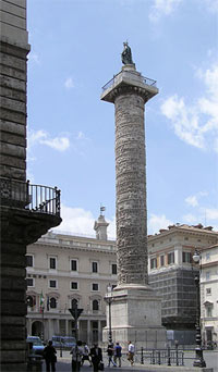 Stĺp cisára Marca Aurélia v Ríme na Piazza Colonna