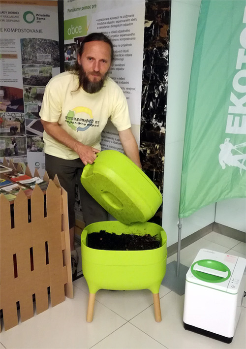 Branislav Moňok zo združenia Priatelia Zeme predvádza kompostovaciu nádobu