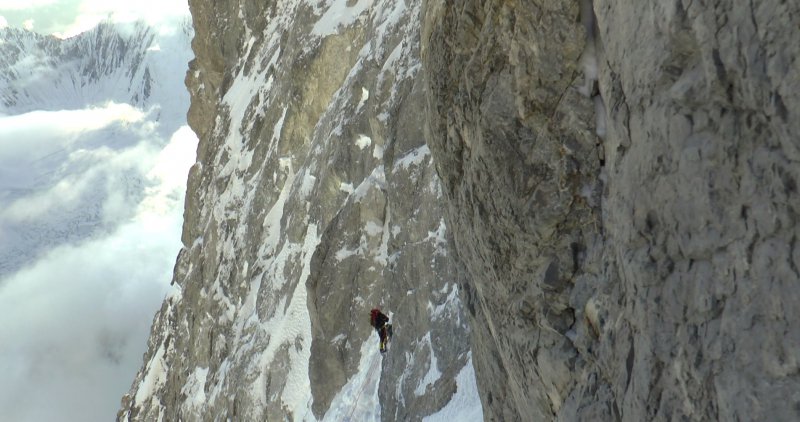Skalná bariéra a lezenie vo výške 7900 m n.m. na G1